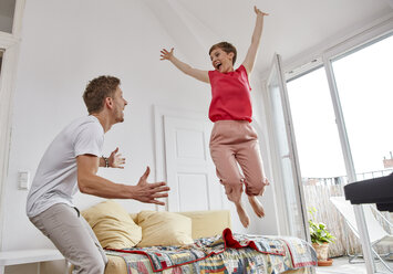 Aufgeregtes Paar im heimischen Wohnzimmer - RHF02302