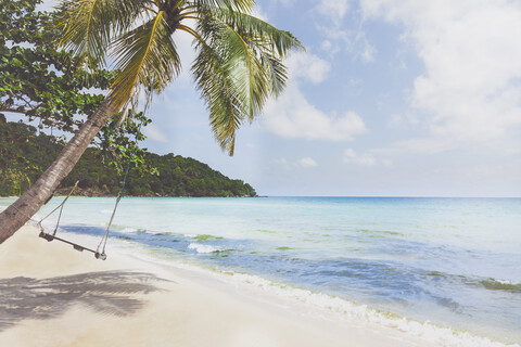 Vietnam, Phu Quoc, Strand, Schaukel auf Palme, lizenzfreies Stockfoto