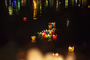 Vietnam, Hoi An, schwimmende Kerzen auf dem Song Thu Bon Fluss bei Nacht - MMAF00667