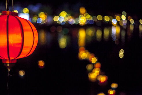 Vietnam, Hoi An, Altstadt, Lampions, Song Thu Bon Fluss bei Nacht - MMAF00668