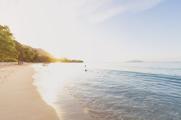 Seychellen, Mahe, Beau Vallon Strand bei Sonnenuntergang - MMAF00681