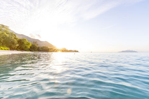Seychellen, Mahe, Beau Vallon Strand bei Sonnenuntergang, lizenzfreies Stockfoto