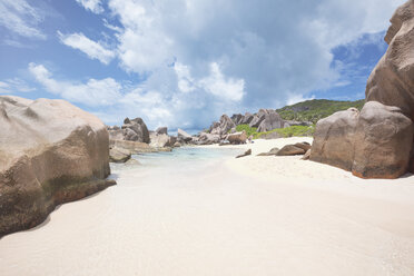 Seychellen, La Digue, Anse Marron mit Granitfelsen - MMAF00690