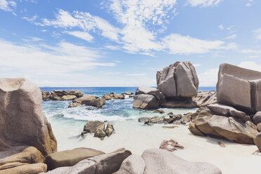 Seychellen, La Digue, Anse Marron mit Granitfelsen - MMAF00692