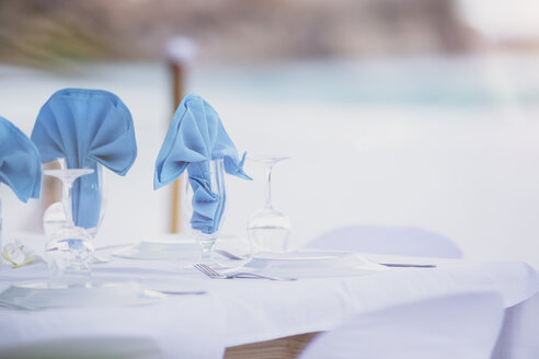 Seychellen, La Digue, Grand Anse, gedeckter Tisch für eine Hochzeit - MMAF00694