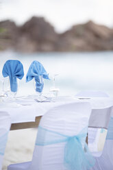 Seychellen, La Digue, Grand Anse, gedeckter Tisch für eine Hochzeit - MMAF00695