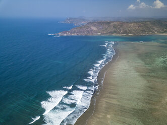 Indonesien, Lombok, Kuta, Luftaufnahme von Seger Strand - KNTF02285