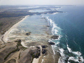 Indonesien, Lombok, Kuta, Luftaufnahme von Seger Strand - KNTF02286