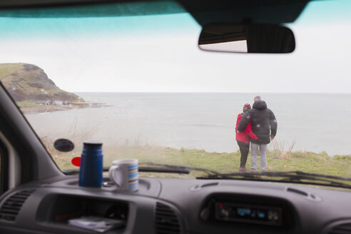 Verliebtes Paar genießt den Meerblick vor dem Wohnmobil - HOXF03994