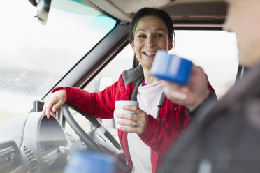 Pärchen trinkt Kaffee im Wohnmobil - HOXF04002