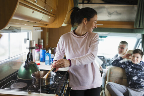 Mutter kocht für Familie im Wohnmobil - HOXF04010