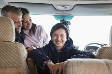 Porträt einer glücklichen, sorglosen Familie im Wohnmobil - HOXF04035