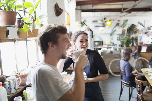 Glückliche Mitbewohner beim Kaffee in der Wohnküche - HOXF04050