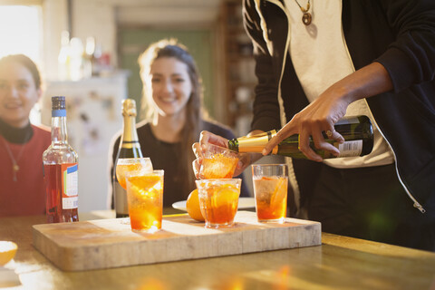 Freunde junger Erwachsener machen Cocktails, lizenzfreies Stockfoto