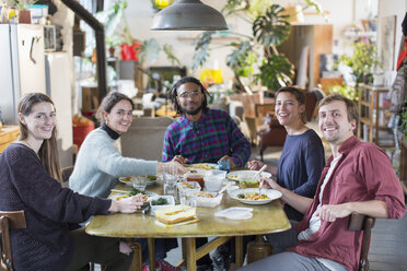 Porträt lächelnd, zuversichtlich, junge Erwachsene Mitbewohner Freunde genießen das Mittagessen am Tisch Wohnung - HOXF04054