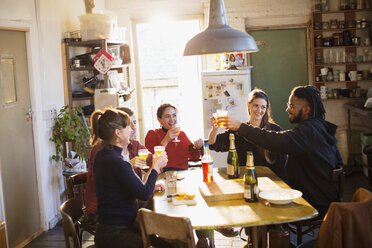 Fröhliche junge erwachsene Freunde feiern, stoßen mit Cocktails in der Wohnküche an - HOXF04065