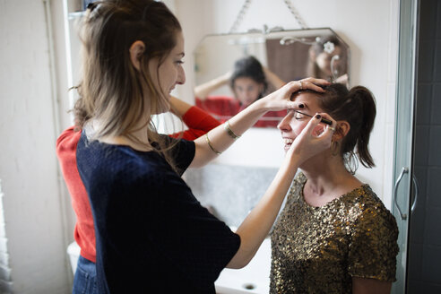 Junge Frauen machen sich bereit und tragen Make-up im Badezimmer auf - HOXF04102