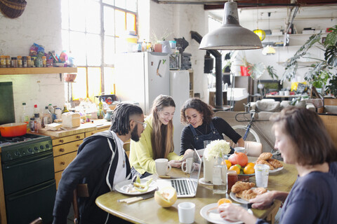 Junger College-Student Mitbewohner Freunde studieren am Frühstückstisch in der Wohnung, lizenzfreies Stockfoto