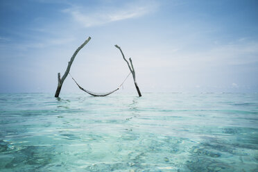 Ruhige Hängematte über dem idyllischen blauen Ozean, Malediven, Indischer Ozean - HOXF04140