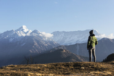 Alleinreisende mit Blick auf majestätische Berge, Jaikuni, Vorgebirge des indischen Himalaya - HOXF04141