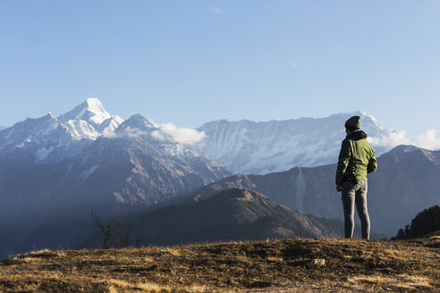 Alleinreisende mit Blick auf majestätische Berge, Jaikuni, Vorgebirge des indischen Himalaya - HOXF04141
