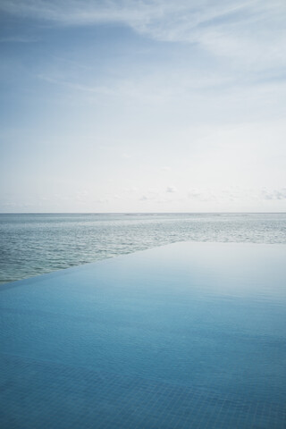 Ruhiger blauer Infinity-Pool und Meer, Malediven, Indischer Ozean, lizenzfreies Stockfoto