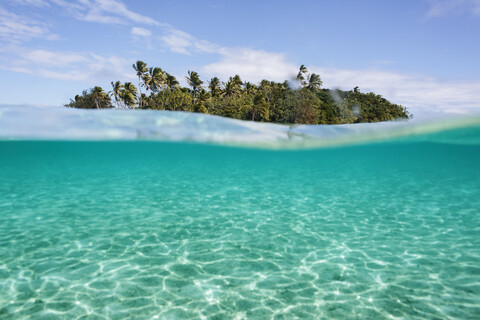 Tropische Insel vor idyllisch blauem Meerwasser, Vava'u, Tonga, Pazifischer Ozean, lizenzfreies Stockfoto