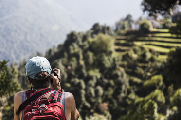 Weibliche Wanderin mit Blick auf die Aussicht, Supi Bageshwar, Uttarakhand, Indisches Himalaya-Vorgebirge - HOXF04168