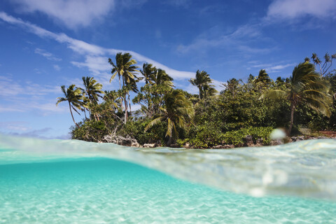 Tropischer Inselstrand jenseits der Meeresoberfläche, Vava'u, Tonga, Pazifischer Ozean, lizenzfreies Stockfoto