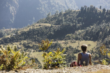 Weibliche Wanderin ruht sich aus und genießt die sonnige Aussicht, Supi Bageshwar, Uttarakhand, Indische Himalaya-Ausläufer - HOXF04171