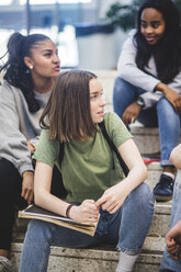 Multiethnische Gymnasiastinnen sitzen auf Stufen - MASF09310