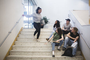 Lächelnde multiethnische Schüler auf der Treppe eines Gymnasiums - MASF09312
