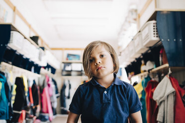 Junge sitzt in der Garderobe im Kindergarten - MASF09543