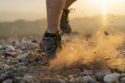 Nahaufnahme der Füße eines Trailrunners - AFVF01892