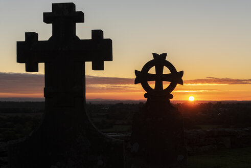 Vereinigtes Königreich, England, Old Sodbury, Church of Saint John the Baptist, Friedhof, Kreuze bei Sonnenuntergang - ALRF01352