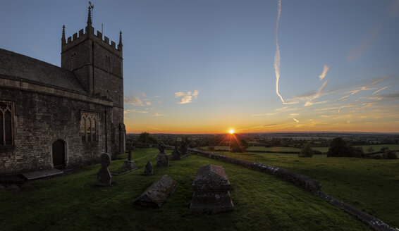 Vereinigtes Königreich, England, Old Sodbury, Church of Saint John the Baptist bei Sonnenuntergang - ALR01354