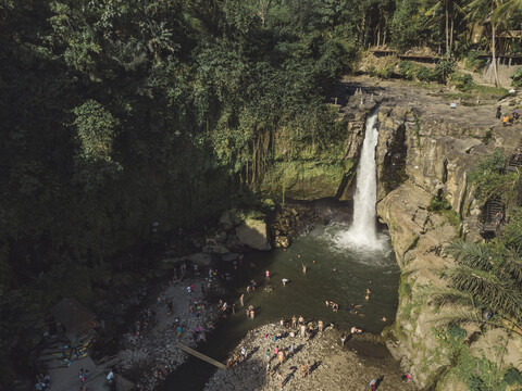 Indonesien, Bali, Wasserfall und Menschen, lizenzfreies Stockfoto