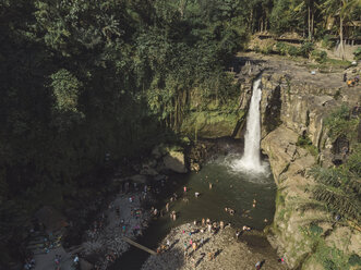 Indonesien, Bali, Wasserfall und Menschen - KNTF02295