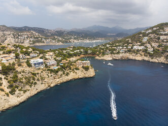 Spanien, Mallorca, Luftaufnahme von Cala LLamp und Cala Marmassen, Punta des Mila - AMF06130