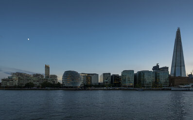 Großbritannien, England, London, Themse mit City Hall und The Shard zur blauen Stunde - XCF00173