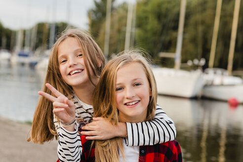 Portait of two happy girls - NMSF00281