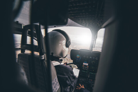 Polizeipilot während des Hubschrauberfluges, lizenzfreies Stockfoto