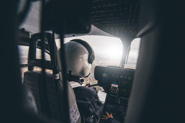 Police pilot during the helicopter flight - OCMF00005