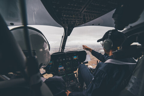 Polizeipilot während des Hubschrauberfluges, lizenzfreies Stockfoto