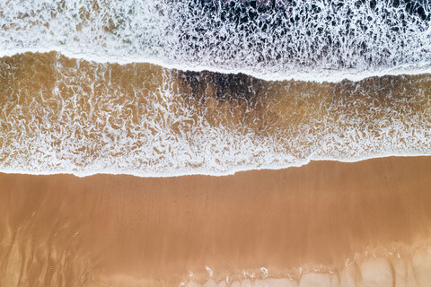 Spanien, Asturien, Luftaufnahme des Strandes von oben, lizenzfreies Stockfoto