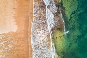 Spanien, Asturien, Luftaufnahme von Surfern im Wasser an einem Strand - MGOF03822