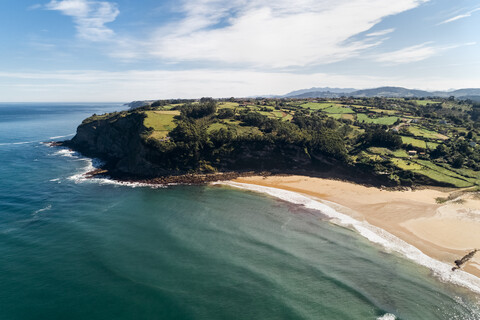 Spanien, Asturien, Luftaufnahme vom Strand, lizenzfreies Stockfoto