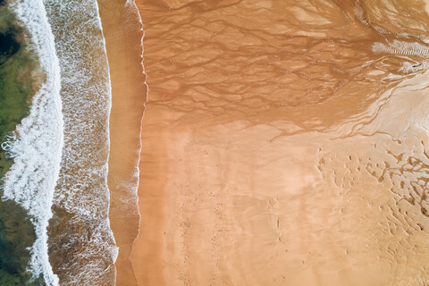 Spanien, Asturien, Luftaufnahme des Strandes von oben, lizenzfreies Stockfoto