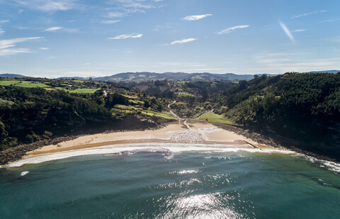 Spanien, Asturien, Luftaufnahme vom Strand, lizenzfreies Stockfoto