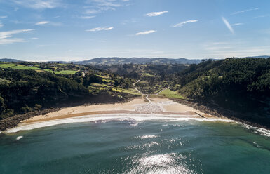 Spanien, Asturien, Luftaufnahme vom Strand - MGOF03831